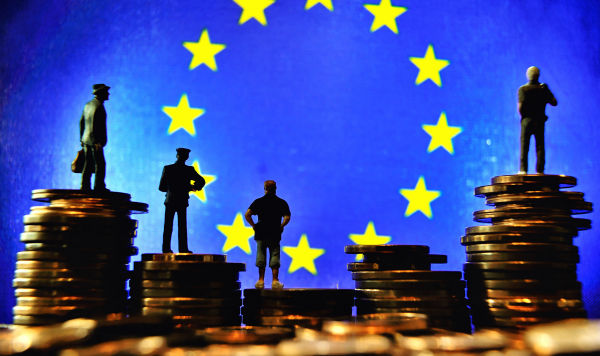 Фигурки людей на монетах евро на фоне флага ЕС