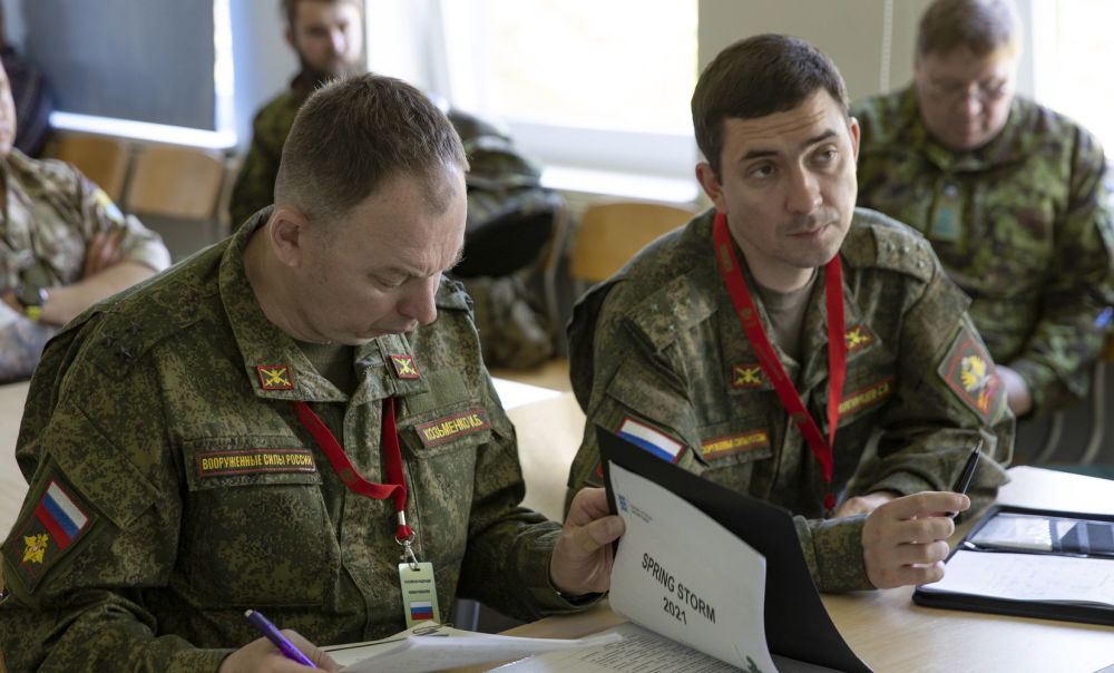 Эстония направит одного военного. Инспекторы НАТО. Военная проверка. Военный проверяет документы. Инспектор из НАТО.
