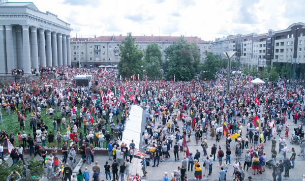 Акция протеста против новых ограничений из-за COVID-19 у здания Сейма Литвы, Вильнюс, 10 августа 2021