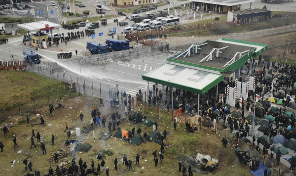 Мигранты пытаются прорваться сквозь белорусско-польскую границу, 16 ноября 2021 года