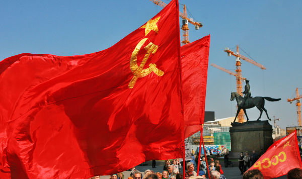 Красные флаги с символикой СССР у памятника маршалу Жукову