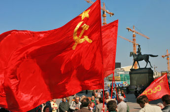 Красные флаги с символикой СССР у памятника маршалу Жукову