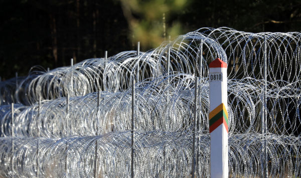 Забор из колючей проволоки на литовско-белорусской границе