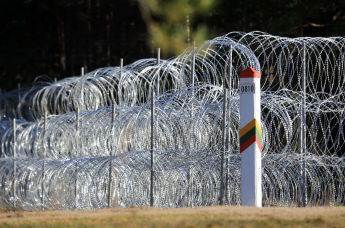 Забор из колючей проволоки на литовско-белорусской границе