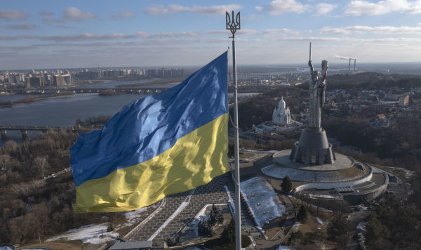 Флаг Украины на фоне панорамы Киева