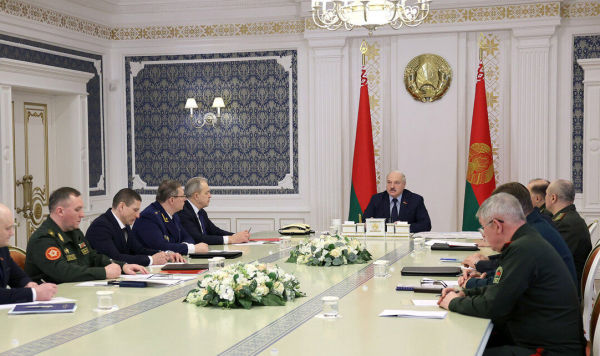 Президент Беларуси Александр Лукашенко во время оперативного совещания с военными в Минске, 24 февраля 2022