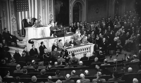 Президент США Гарри Трумэн, выступает на заседании Конгресса в Палате представителей в Вашингтоне, 12 марта 1947 года