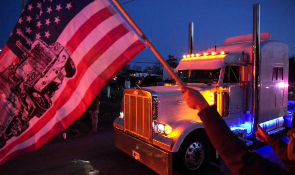 Акция протеста американских дальнобойщиков в Хагерстауне, штат Мэриленд , отправляющиеся в Вашингтон, 4 марта 2022 года