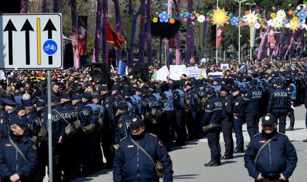 Полицейские во время акции протеста против роста цен на энергоносители и продукты питания в Тиране, Албания, 12 марта 2022 года