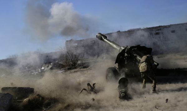 Военнослужащие украинской армии ведут огонь из гаубицы в Запорожской области