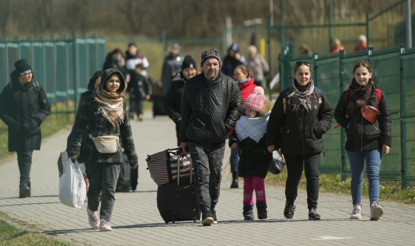 Украинские беженцы на пограничном переходе в Медыке, Польша