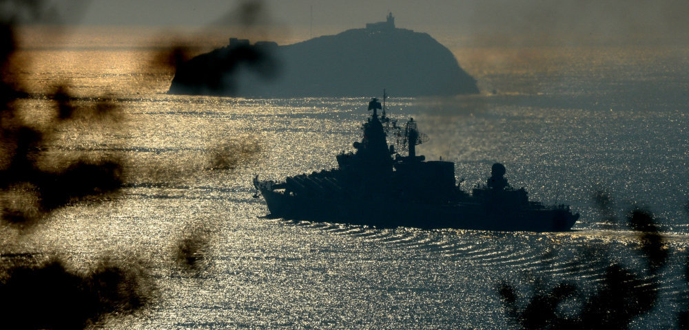 Российский военный корабль в проливе Босфор 