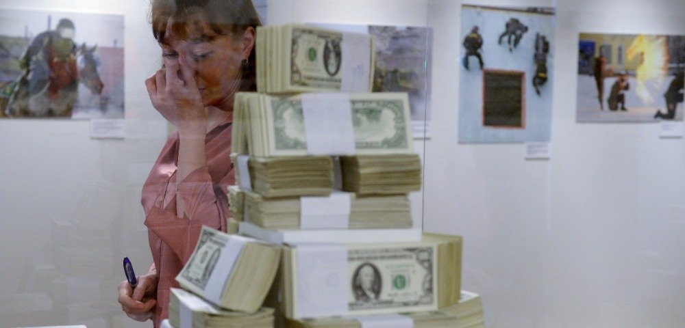 Доллары США за стеклом
