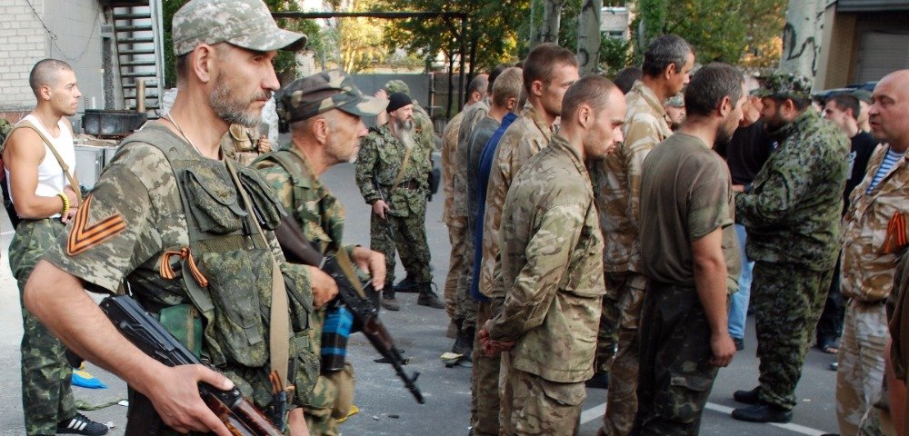 Пленные украинские военные, вывезенные из окружения под Иловайском, в Донецке