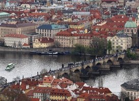 Карлов мост через реку Влтава в историческом районе Праги