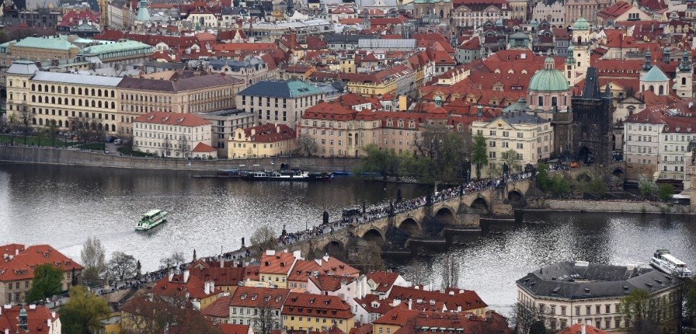 Карлов мост через реку Влтава в историческом районе Праги
