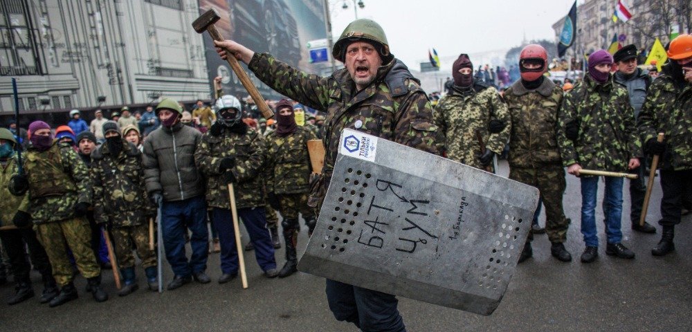 Отряды "Самообороны Майдана" у баррикад на улице Крещатик (2014 г.)