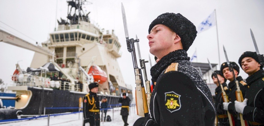 Военнослужащие на торжественном подъеме военно-морского флага на ледоколе "Илья Муромец" в Санкт-Петербурге