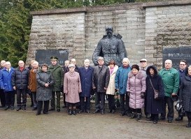 Ветераны на Воинском кладбище в Таллине