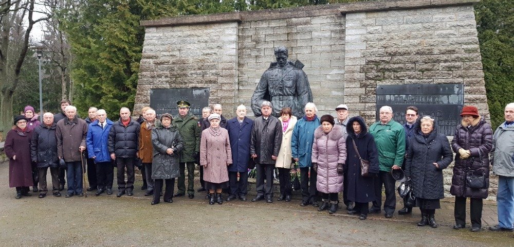 Ветераны на Воинском кладбище в Таллине