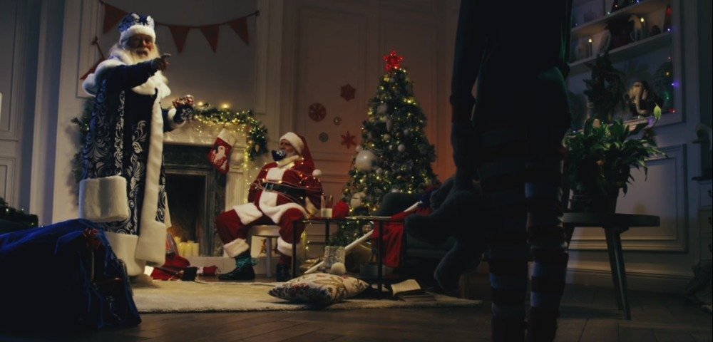 Кадр из ролика RT: «Дед Мороз вместо Санта-Клауса: «русские хакеры» взломали Рождество»