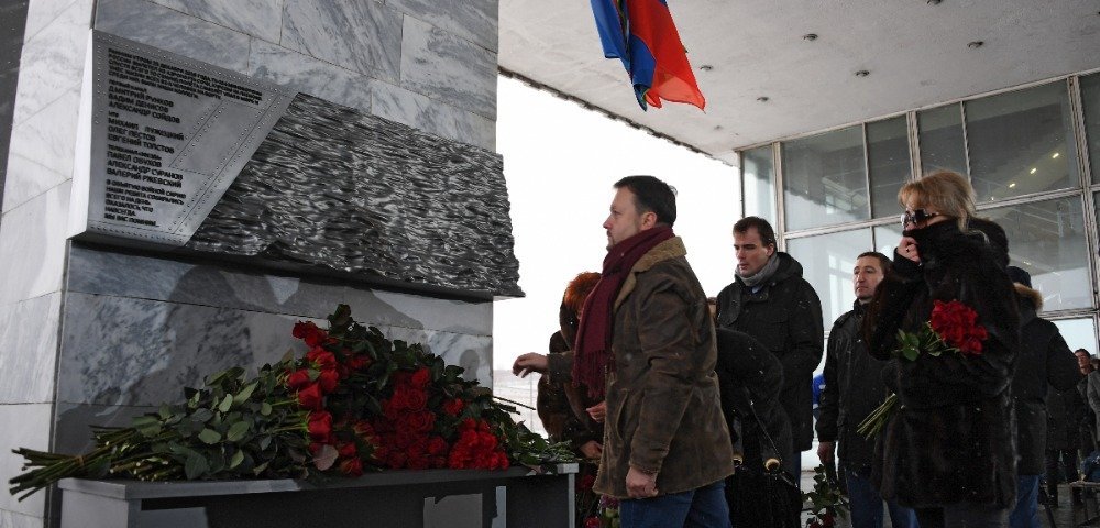 Участники церемонии открытия мемориала в память о журналистах, погибших при крушении самолета "Ту-154" Минобороны России над Черным морем в районе Сочи 25 декабря 2016 года, возлагают цветы к мемориалу в Москве
