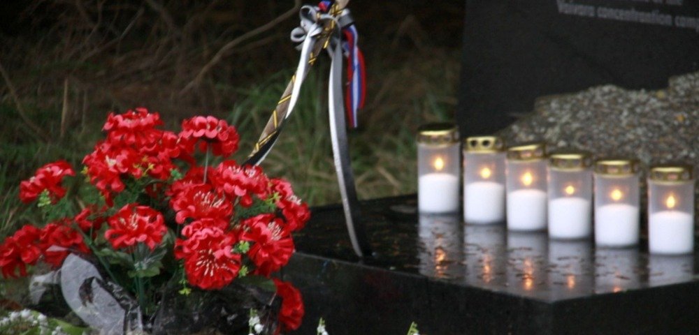 Цветы и свечи в День Холокоста