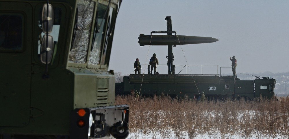 Военнослужащие вооруженных сил РФ контролируют загрузку ракеты транспортно-заряжающий машиной на самоходную пусковую установку оперативно-тактического ракетного комплекса "Искандер-М"