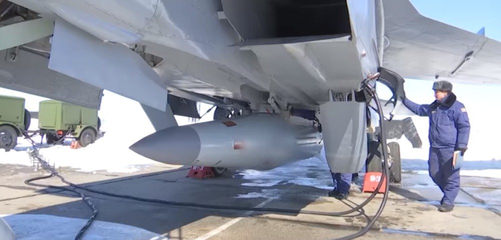 Подготовка истребителя МиГ-31 к пуску ракеты высокоточного авиационного ракетного комплекса «Кинжал»