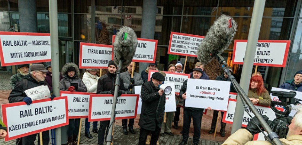 Акция протеста против проекта Rail Baltic