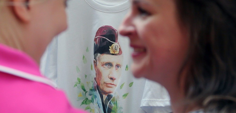 Покупатели во время старта продаж одежды и аксессуаров с изображением президента РФ Владимира Путина в московском ГУМе.