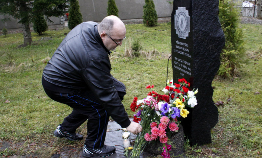 Возложение цветов к памятнику ликвидаторам аварии на ЧАЭС (г. Йыхви, 25.04.2018)