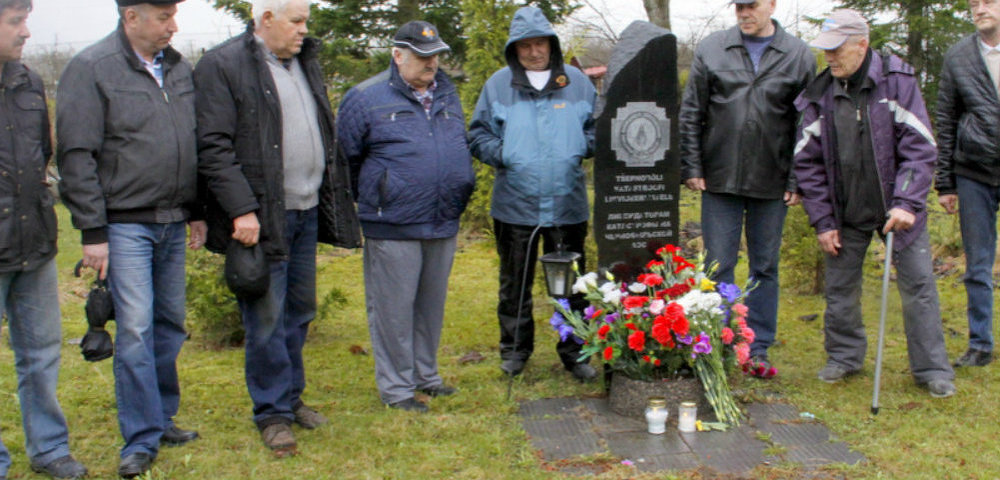Возложение цветов к памятнику ликвидаторам аварии на ЧАЭС (г. Йыхви, 25.04.2018)