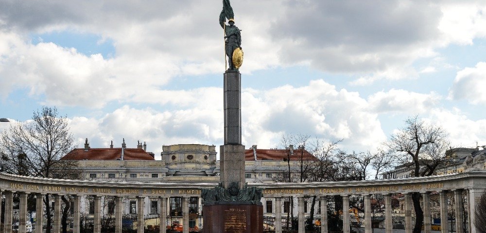 Памятник советским воинам, погибшим при освобождении Австрии от фашизма (Памятник героям Советской армии) на площади Шварценбергплац в Вене.