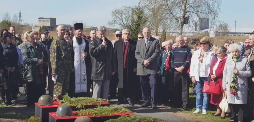 Александр Петров на церемонии захоронения останков красноармейцев в Маарду