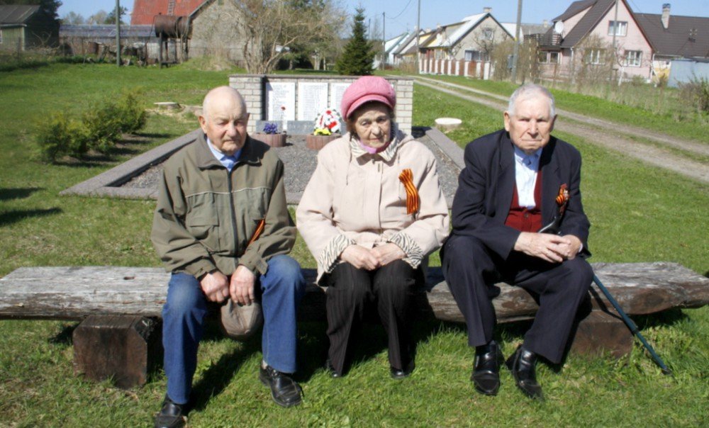  Члены содружества ветеранов и пенсионеров Кохтла-Ярве объехали братские могилы советских воинов, партизан и ополченцев, павших в боях за освобождение Эстонии от фашистов.