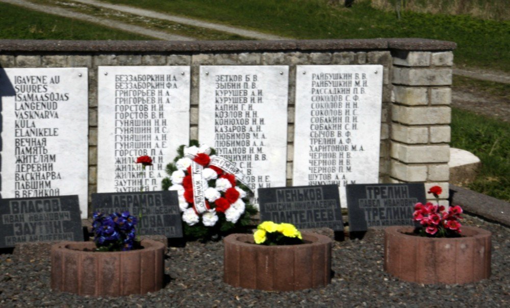 Члены содружества ветеранов и пенсионеров Кохтла-Ярве объехали братские могилы советских воинов, партизан и ополченцев, павших в боях за освобождение Эстонии от фашистов.