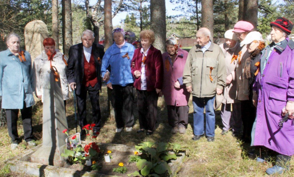 Члены содружества ветеранов и пенсионеров Кохтла-Ярве объехали братские могилы советских воинов, партизан и ополченцев, павших в боях за освобождение Эстонии от фашистов.