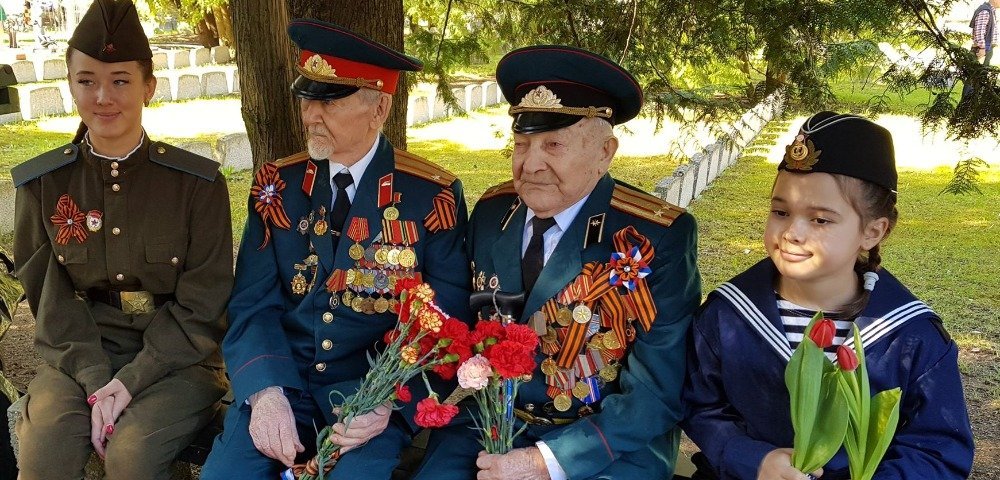 Ветераны на Воинском кладбище в Таллине
