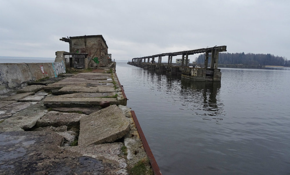 Руины бывшей базы ВМФ СССР для размагничивания подводных лодок в Хара