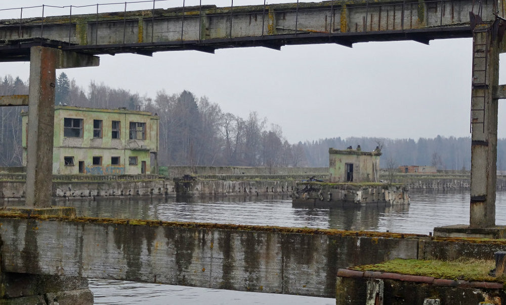 Руины бывшей базы ВМФ СССР для размагничивания подводных лодок в Хара