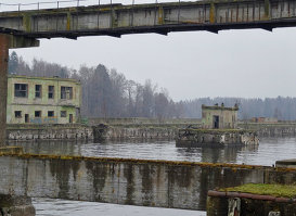 Руины бывшей базы ВМФ СССР для размагничивания подводных лодок в Хара