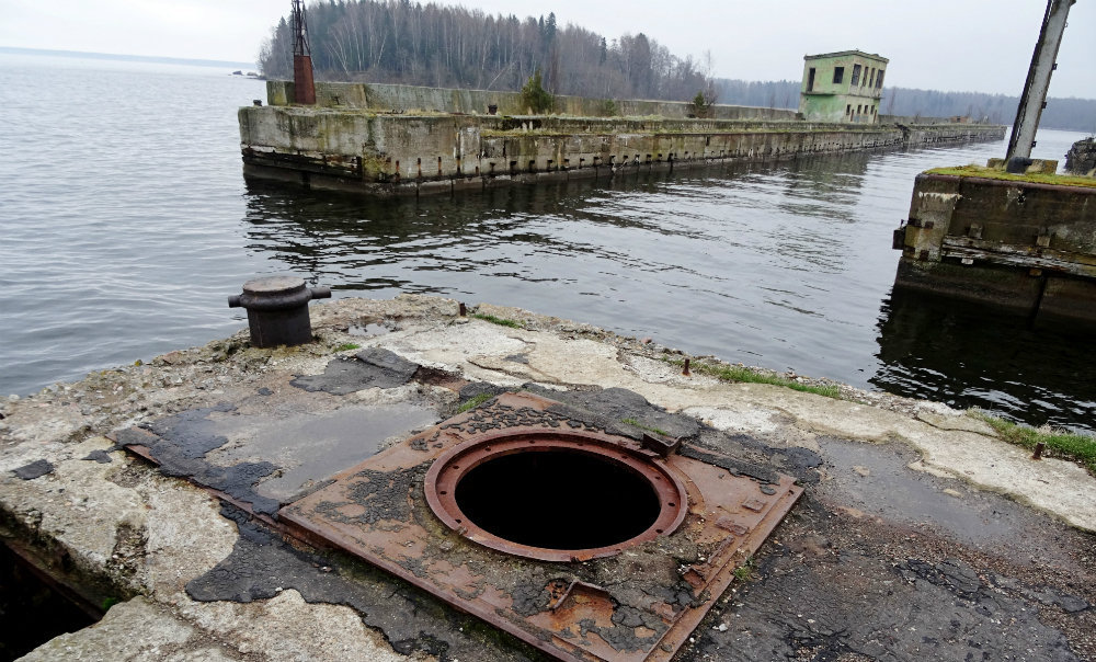 Руины бывшей базы ВМФ СССР для размагничивания подводных лодок в Хара