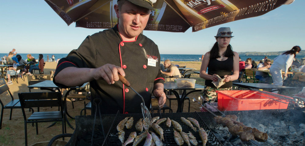 Участники фестиваля рыбной кухни "Барабулька" в Феодосии.