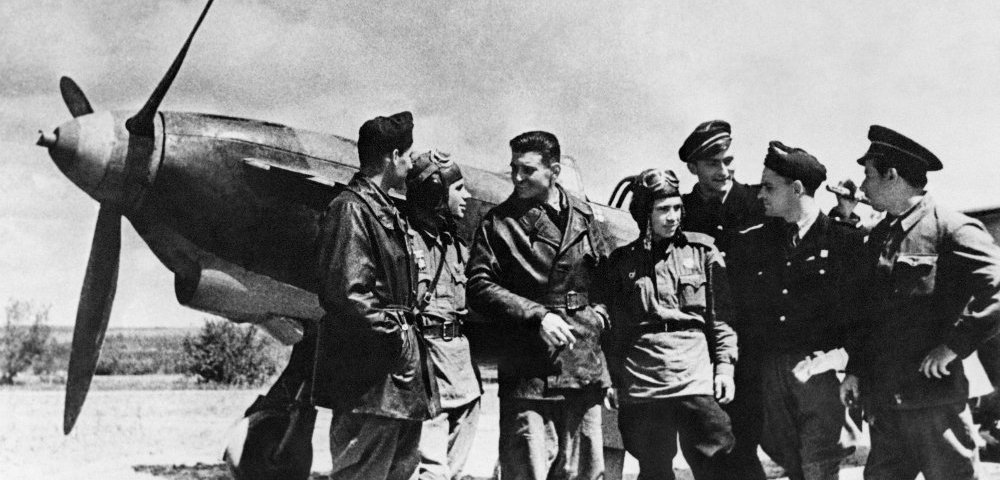Советские и французские летчики эскадрильи "Нормандия-Неман" беседуют, стоя рядом с самолетом в районе Курской дуги.