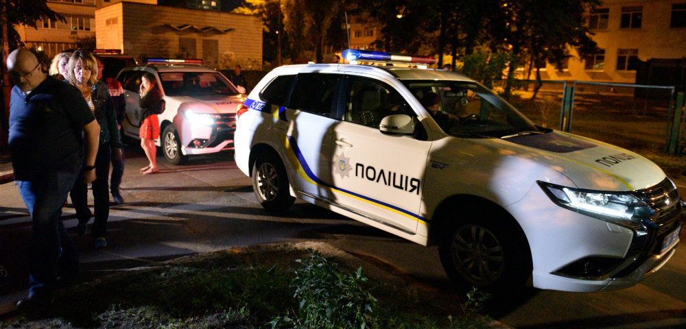 Автомобили полиции и следственного Украины возле дома в Киеве, где был застрелен российский журналист Аркадий Бабченко