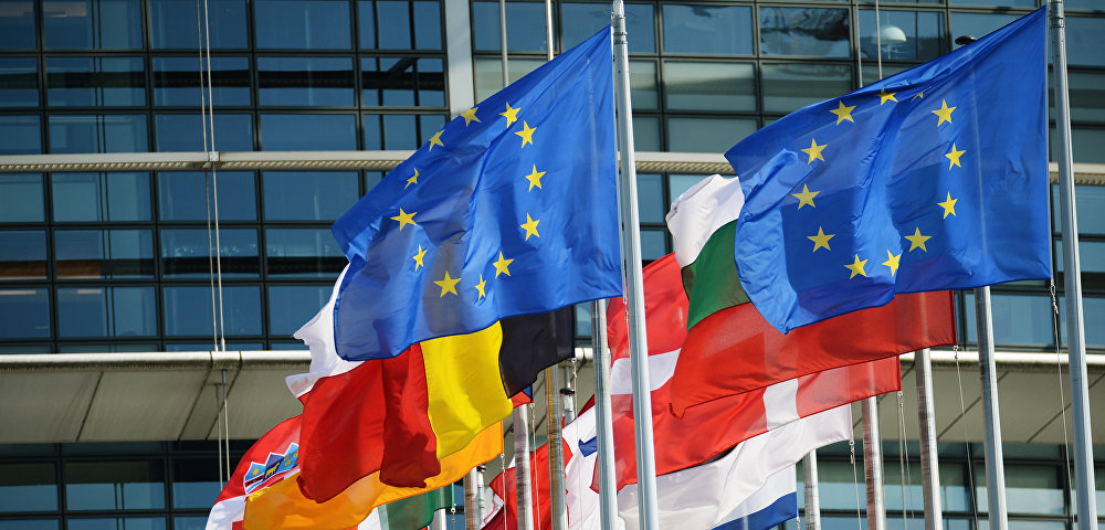 Флаги у здания Европейского парламента
