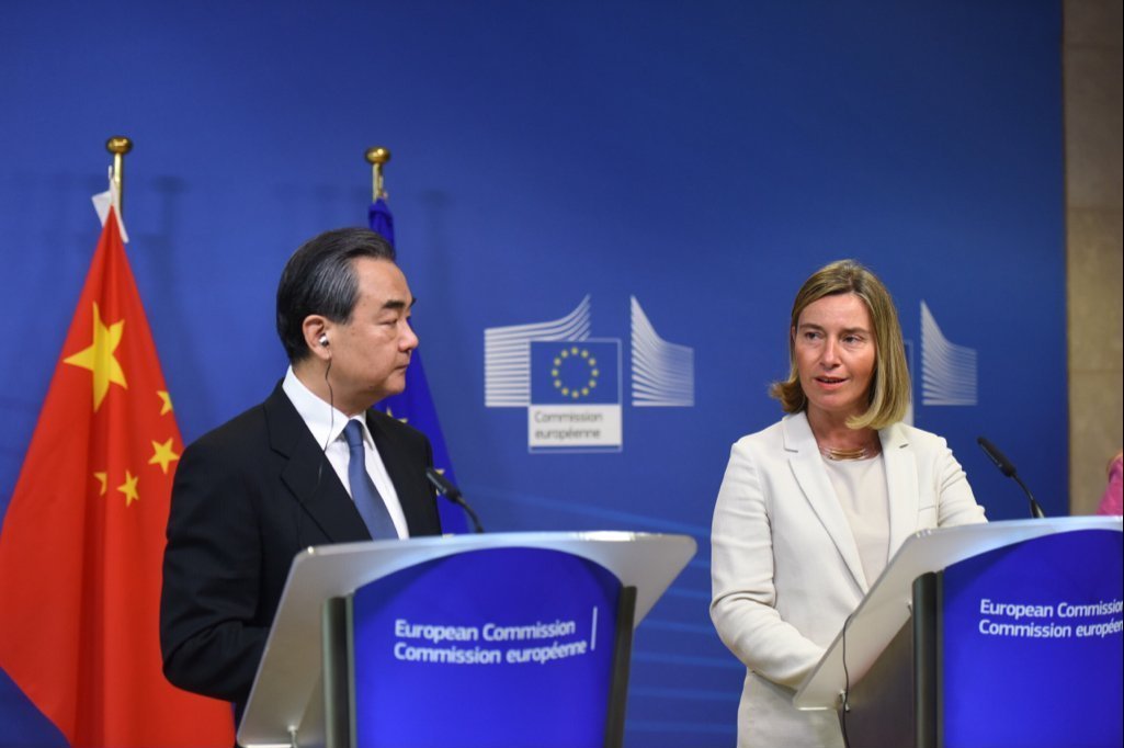 Глава дипломатии ЕС Федерика Могерини (справа) на пресс-конференции по итогам встречи с министром иностранных дел КНР Ван И (слева)