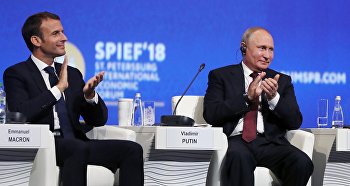 Президент РФ Владимир Путин (справа) и президент Французской Республики Эммануэль Макрон (слева)