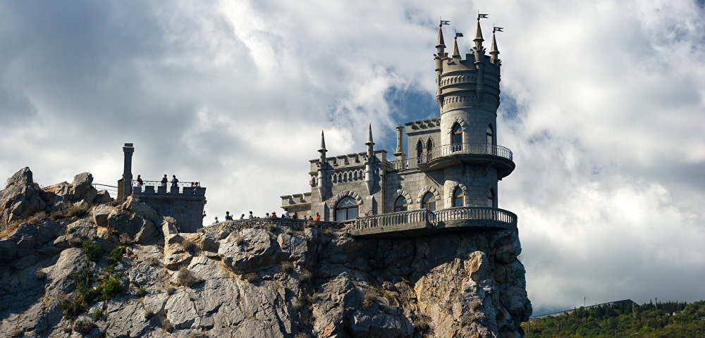 Замок "Ласточкино гнездо" на береговой скале в поселке Гаспра в Крыму.